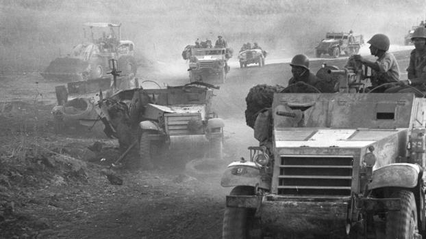 Avance de vehículos blindados israelíes durante la guerra de los Seis Días en 1967