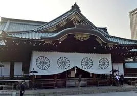 El primer ministro de Japón vuelve a enviar una ofrenda al polémico santuario de Yasukuni