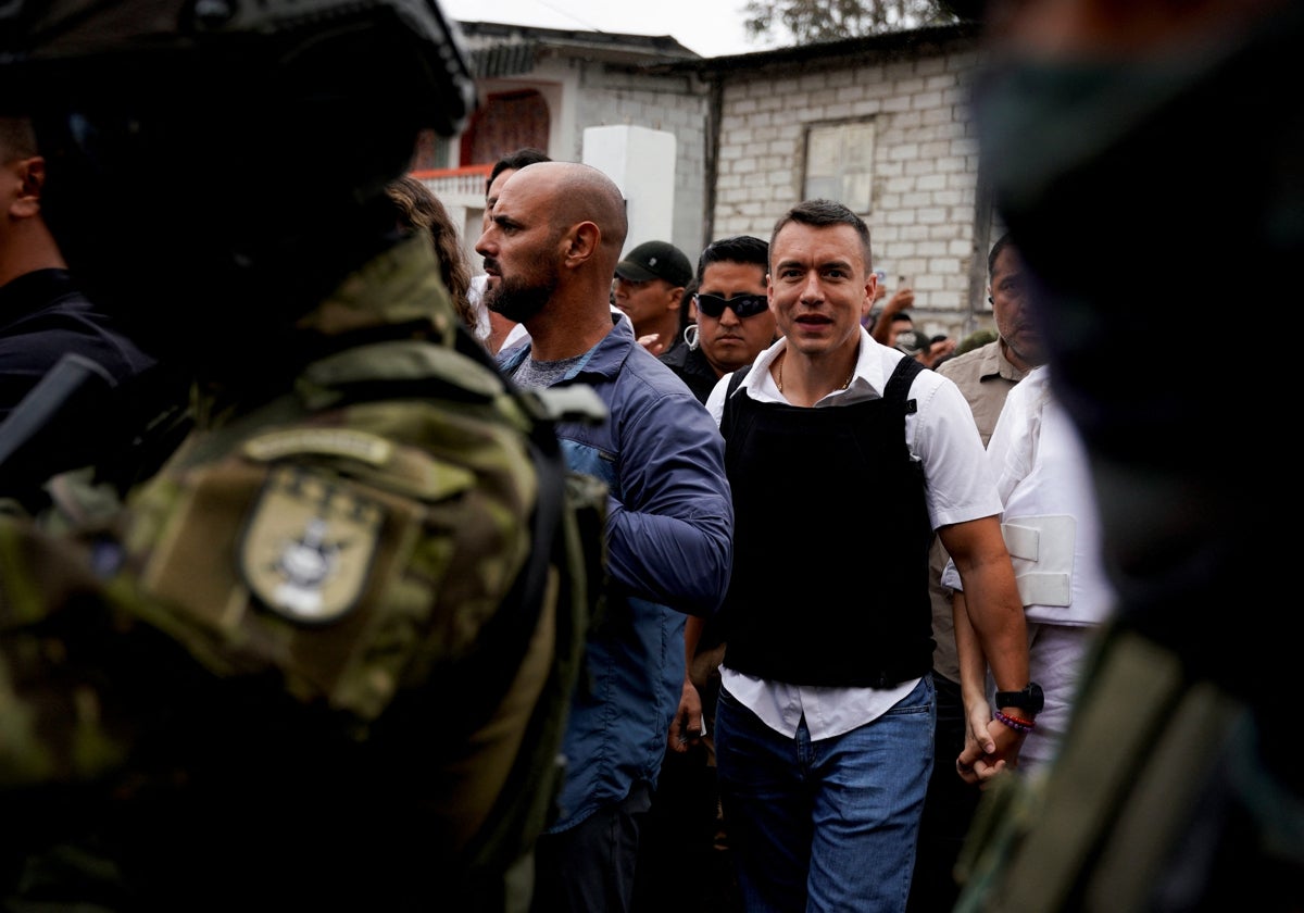 Daniel Noboa, el pasado domingo, vistiendo chaleco antibalas durante la jornada electoral