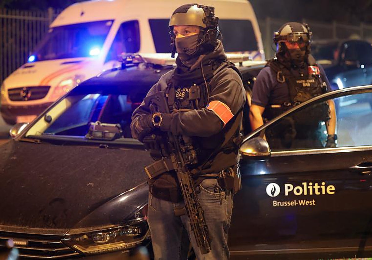 La policía belga este lunes durante el operativo de búsqueda del terrorista