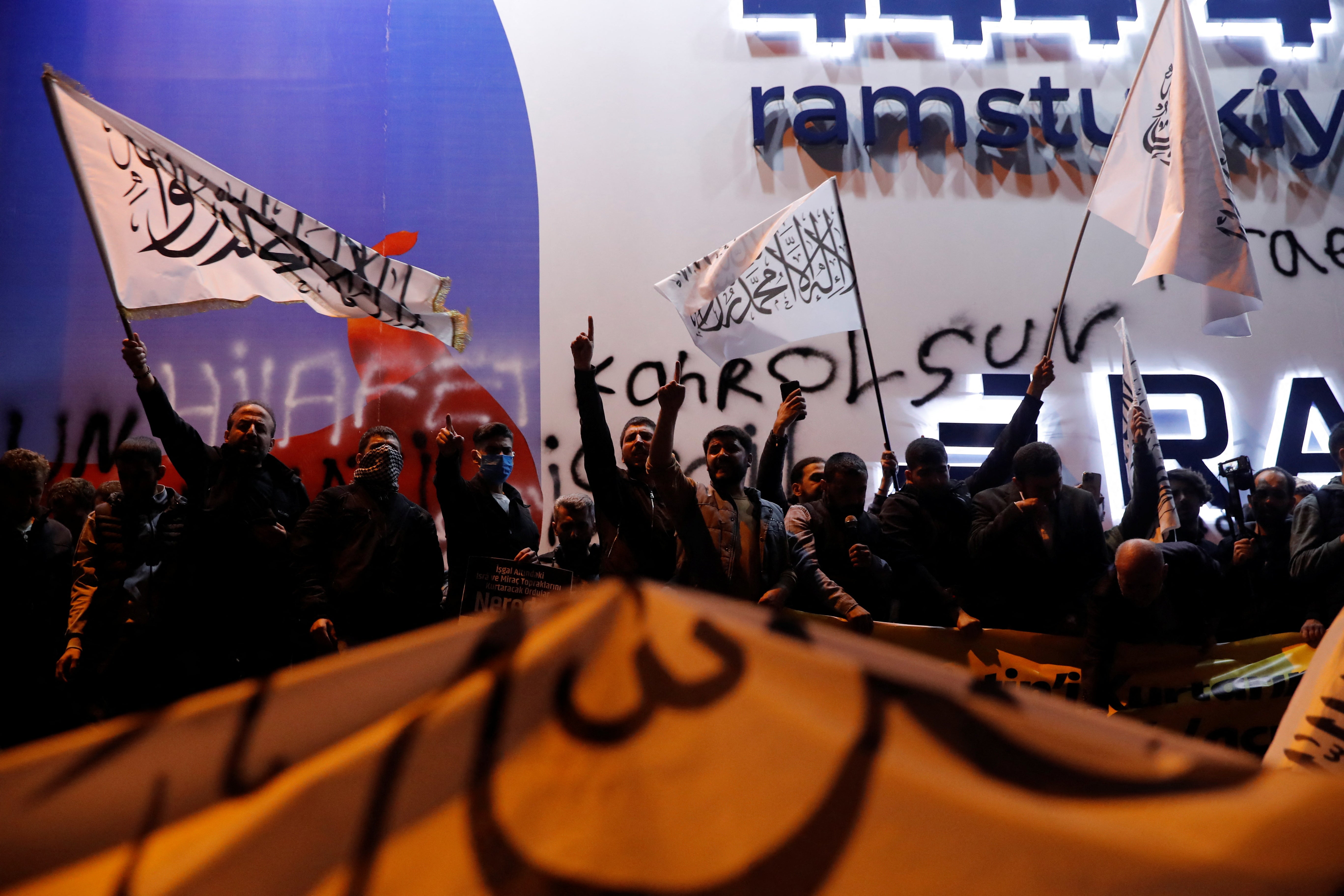 Manifestantes turcos ante la embajada de Israel. 