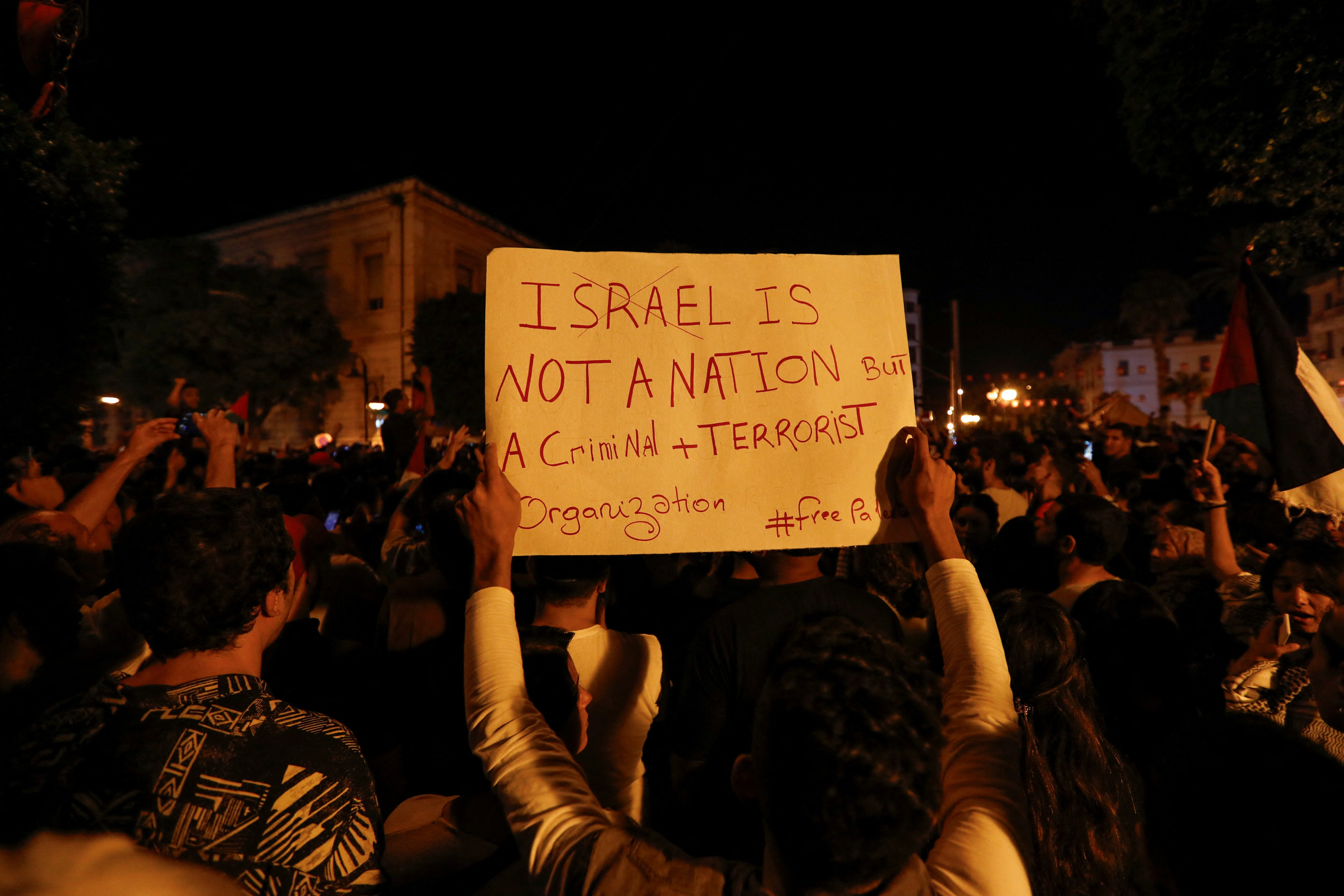 Manifestantes en Túnez ante la embajada de Israel. 