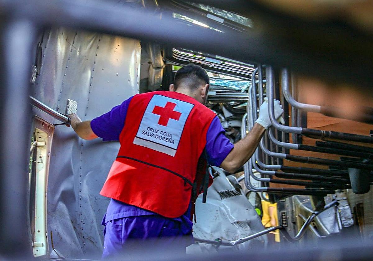 Sanitario de la Cruz Roja dentro del autobús siniestrado