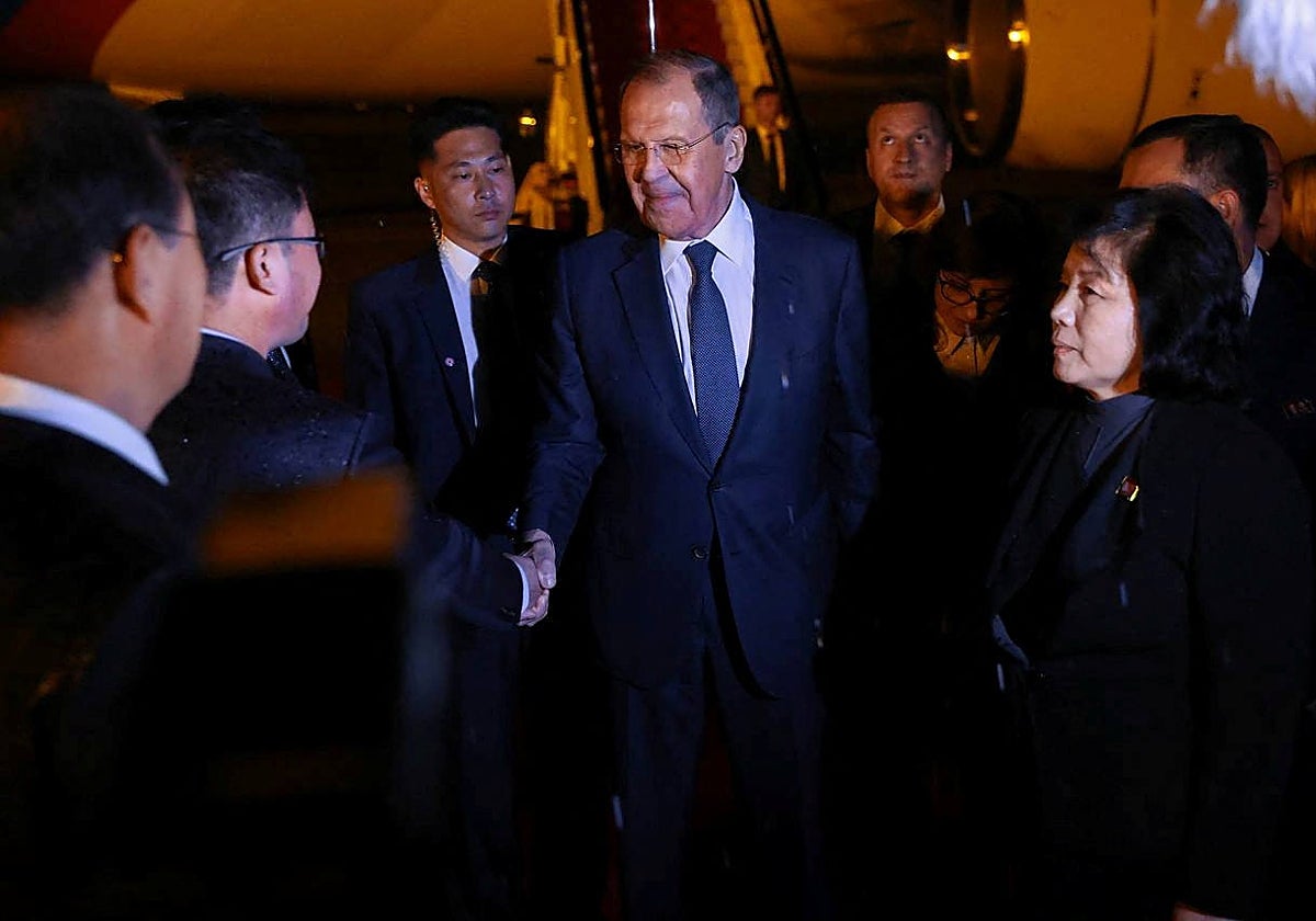 El ministro ruso de Asuntos Exteriores, Sergei Lavrov, participa en una ceremonia de bienvenida a su llegada a Pionyang
