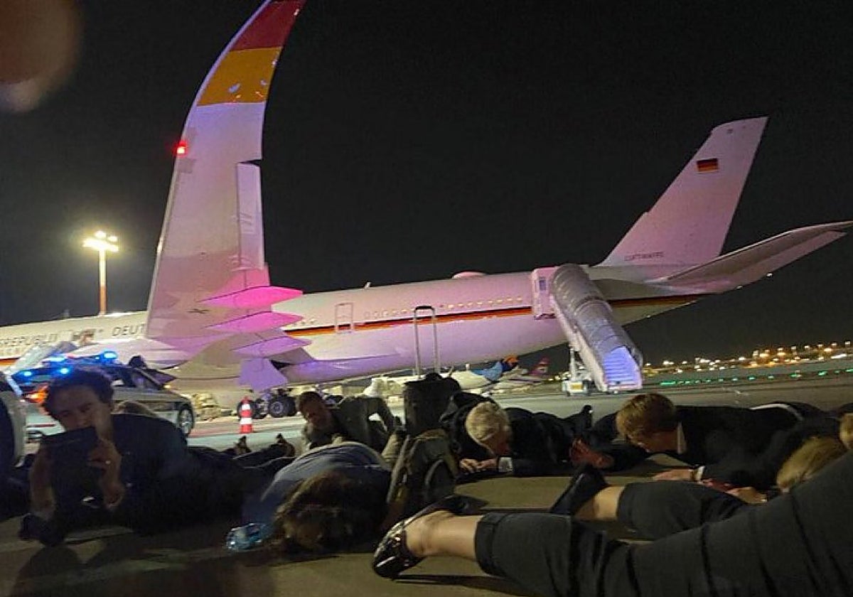 La delegación alemana, tumbada en el suelo del aeropuerto de Tel Aviv debido a un lanzamiento de misiles. En vídeo, el momento en el que miembros de la delegación evacuan el avión.