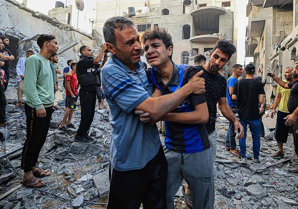 Personas heridas y destrozos provocados por un bombardeo israelí contra la ciudad de Khan Yunis