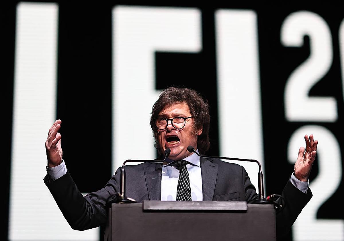 El candidato presidencial Javier Milei habla durante el cierre de su campaña