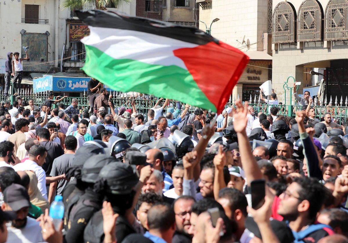 Un grupo de manifestantes pro-palestinos se movilizan en El Cairo