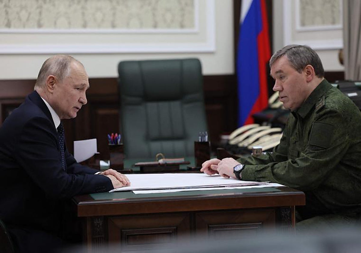 Vladímir Putin, junto al jefe del Estado Mayor General del Ejército ruso, el general Valeri Guerásimov, en su visita a Rostov del Don