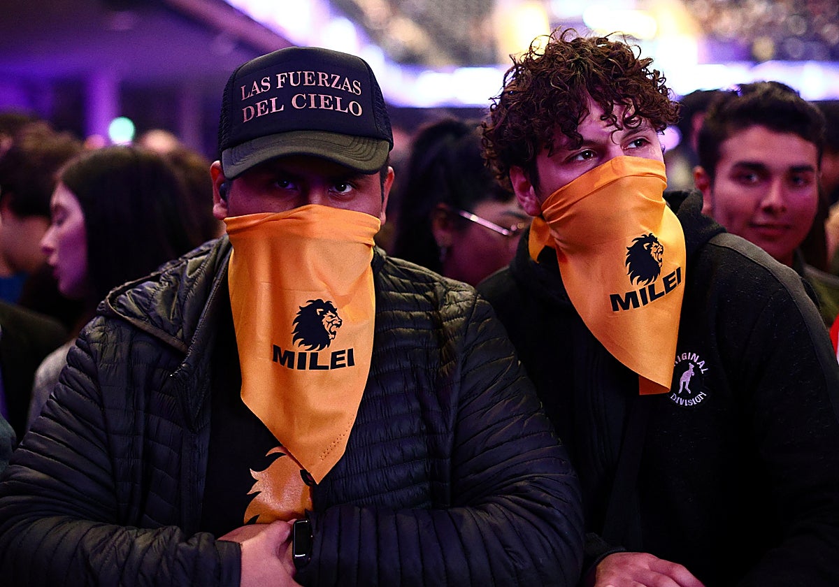 Partidarios del candidato presidencial Javier Milei, del partido La libertad avanza, durante el acto de cierre de campaña electoral celebrado en Buenos Aires