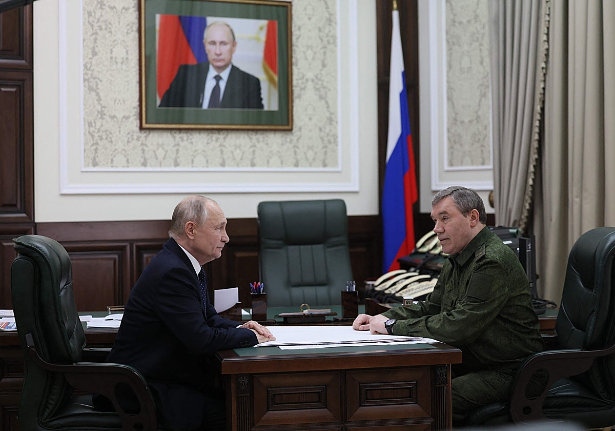 El Vladímir Putin, acompañado por el jefe del Estado Mayor del Ejército, Valery Guerásimov