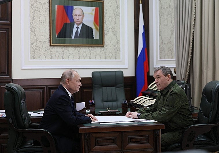 El Vladímir Putin, acompañado por el jefe del Estado Mayor del Ejército, Valery Guerásimov