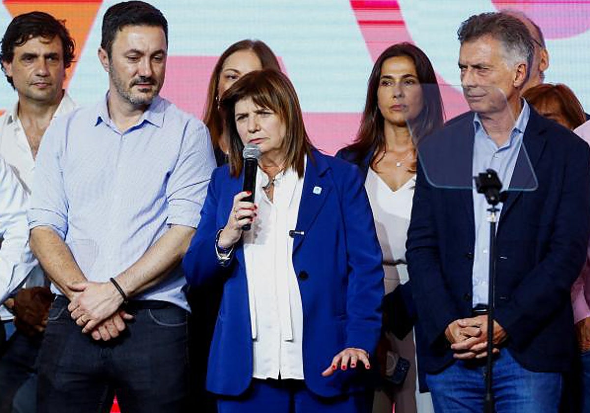 Bullrich (con el micrófono) y Macri (derecha), perdedores en la primera vuelta y árbitros en la segunda