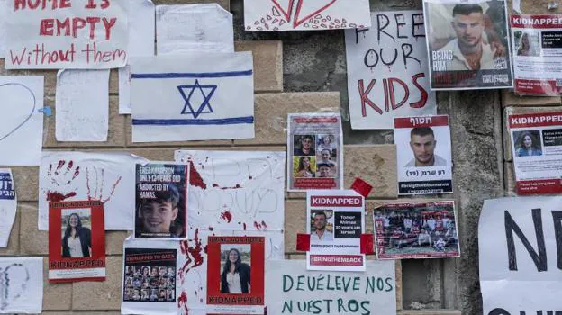 Carteles con imágenes de los rehenes israelíes y extranjeros capturados por Hamás, en las calles de Tel Aviv