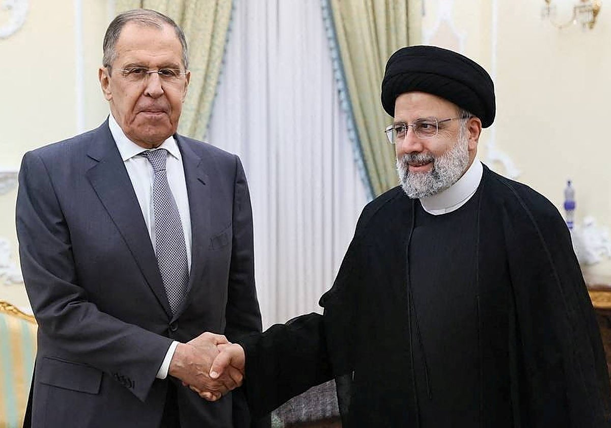 El ministro ruso de Exteriores, Serguéi Lavrov, estrecha la mano del presidente de Irán, Ebrahim Raisi