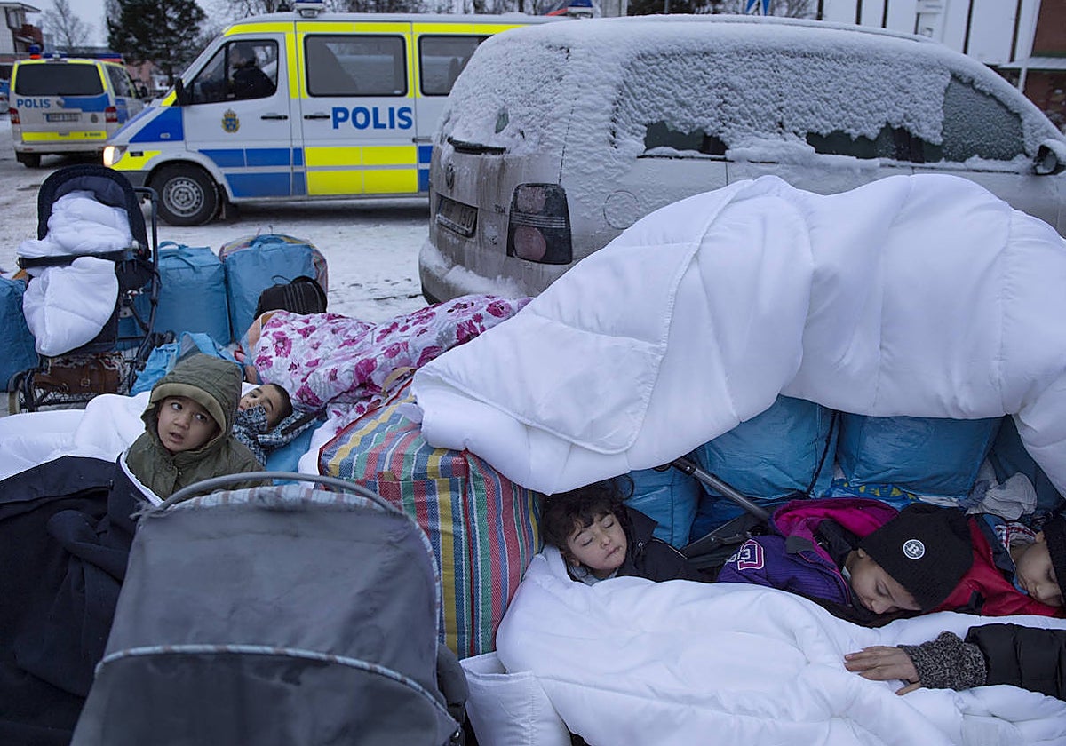 Un grupo de inmigrantes procedentes de Siria duermen a las afueras de Estocolmo