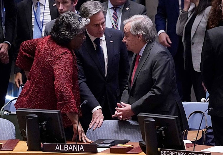 El secretario de Estado de EE.UU., Antony Blinken, junto a la embajadora de EE.UU. en la ONU, Linda Thomas-Greenfield, y el secretario general de la ONU, António Guterres