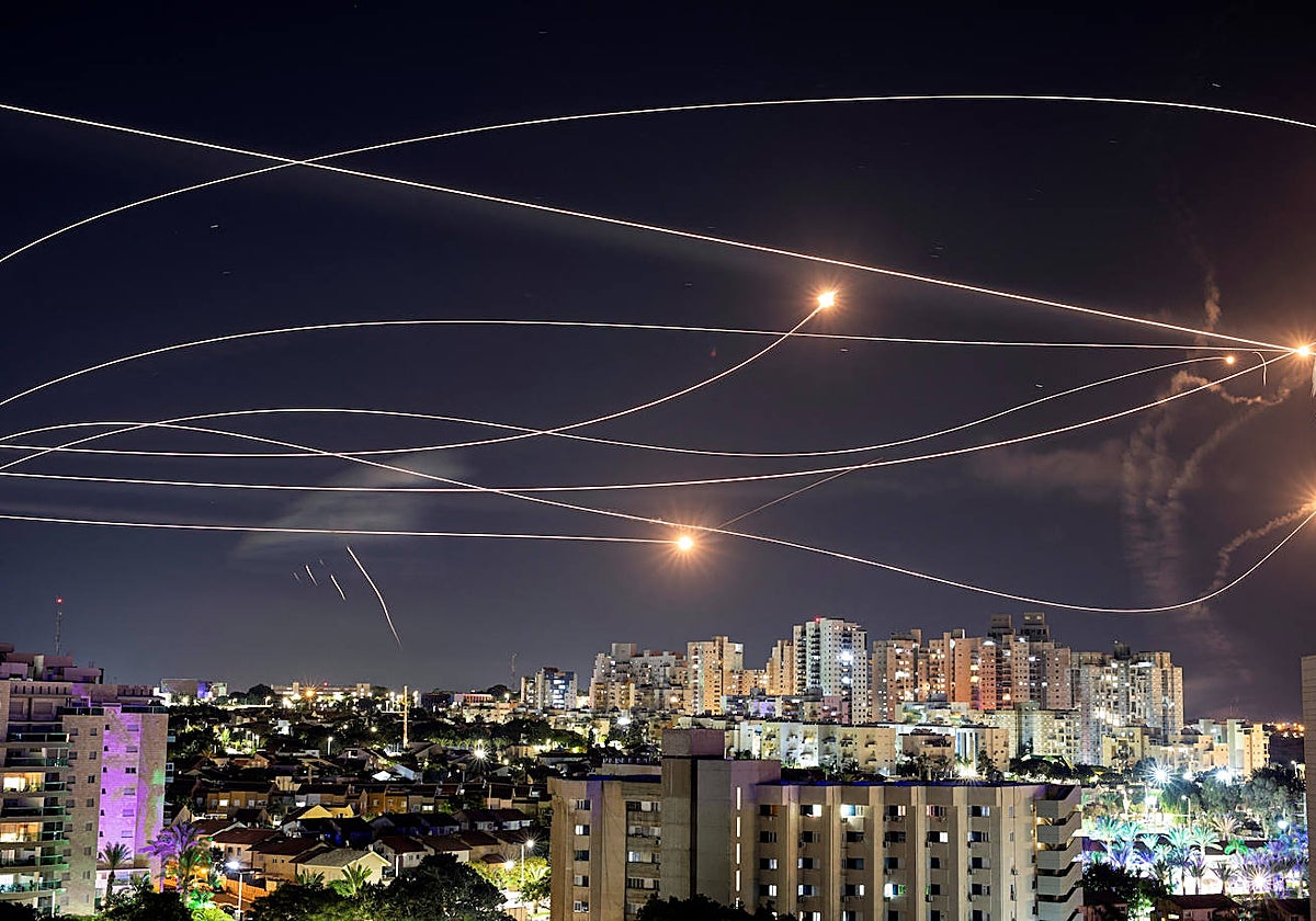 El sistema antimisiles Cúpula de Hierro de Israel intercepta cohetes lanzados desde la Franja de Gaza, visto desde Ashkelon, en el sur de Israel.