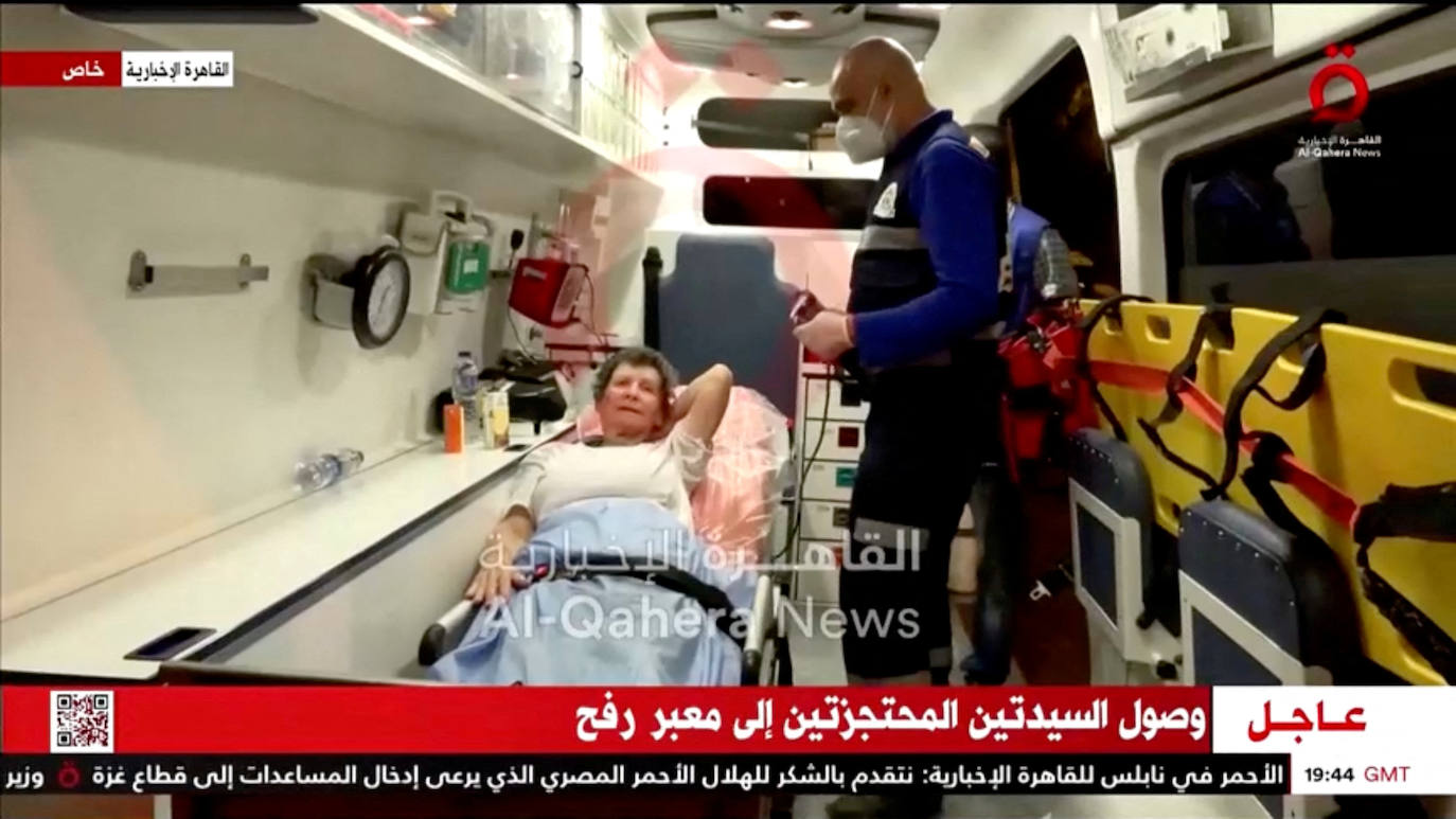 Una de las rehenes dentro de la ambulancia