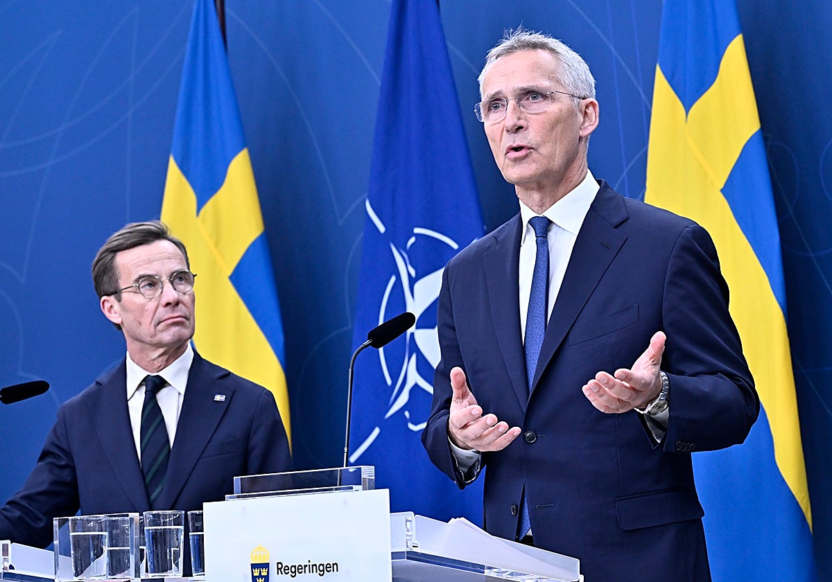 El primer Ministro sueco, Ulf Kristersson (izq.), y el Secretario General de la OTAN, Jens Stoltenberg, asisten a una rueda de prensa en la sede del Gobierno sueco en Estocolmo