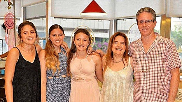 La familia de Yulie al completo con sus padres y sus dos hermanas