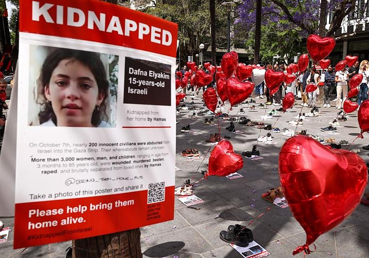 Un cartel con una fotografía de la rehén israelí Dafna Elyakim en una manifestación