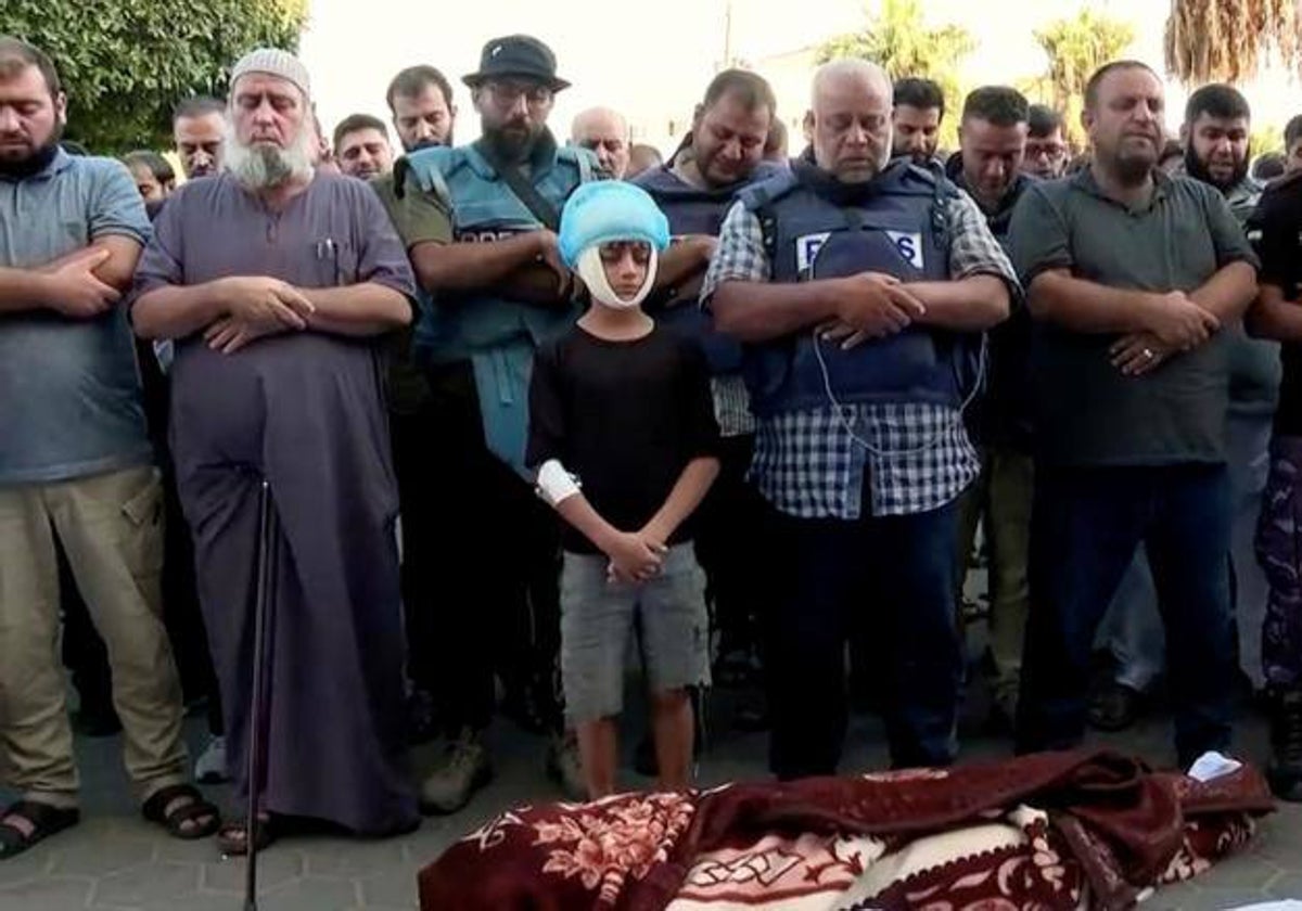 Wael Al-Dahdouh, corresponsal de Al Jazeera, en el funeral de los miembros de su familia muertos durante un ataque del Ejército de Israel en Gaza