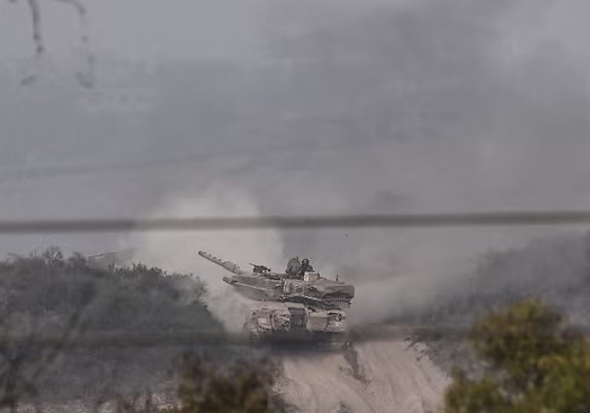 Un tanque israelí avanza cerca de la frontera israelí con el norte de la Franja de Gaza este sábado como parte de la ampliación por parte de Israel de sus incursiones terrestres