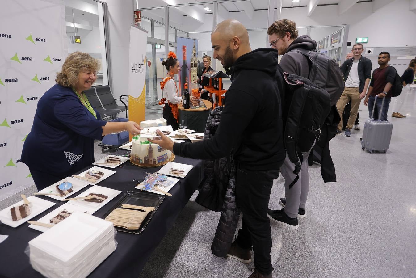 Acto de bienvenida de la línea al que asisten el director del aeropuerto, Sergio Millanes y la country manager de Ryanair en España, Elena Cabrera