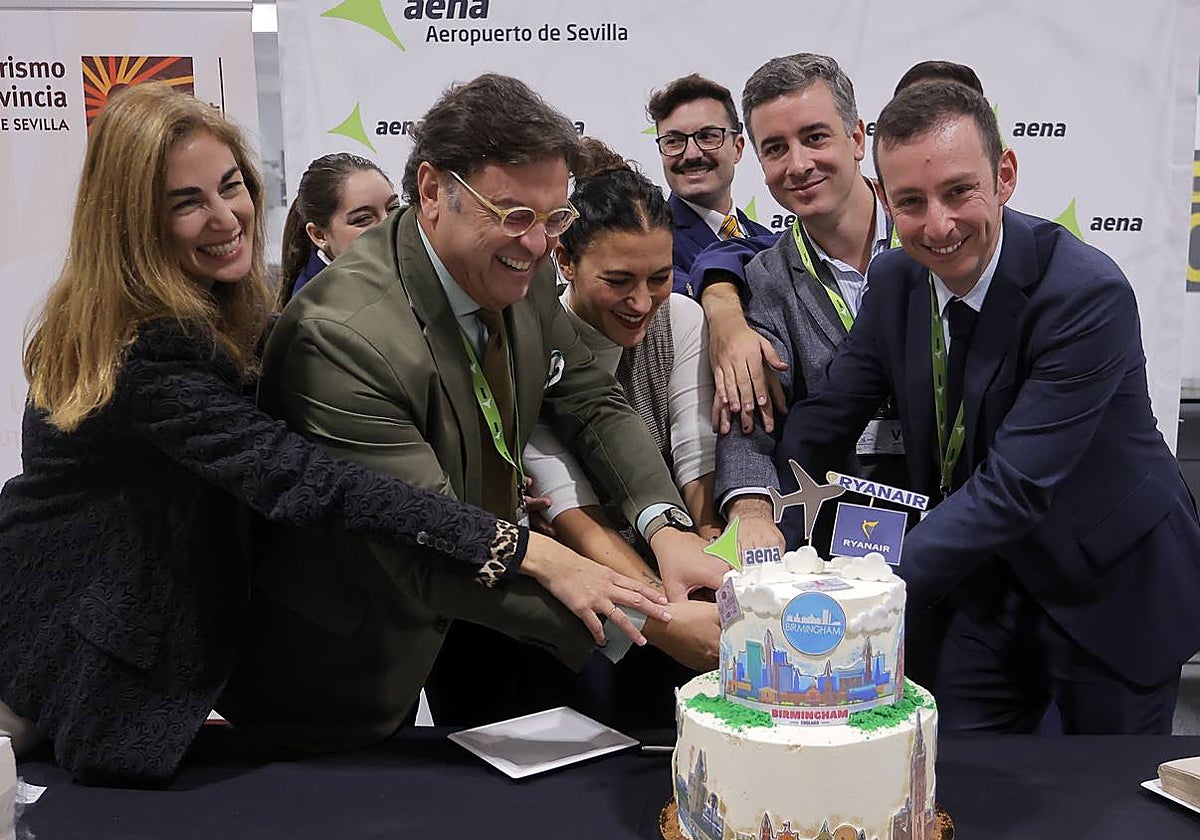 El director del aeropuerto, Sergio Millanes, junto a otros miembros de Ryanair cortando la tarta en la inauguración