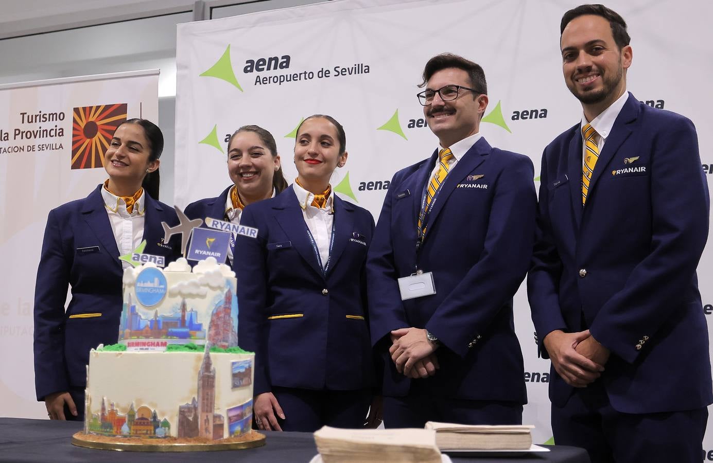 Acto de bienvenida de la línea al que asisten el director del aeropuerto, Sergio Millanes y la country manager de Ryanair en España, Elena Cabrera