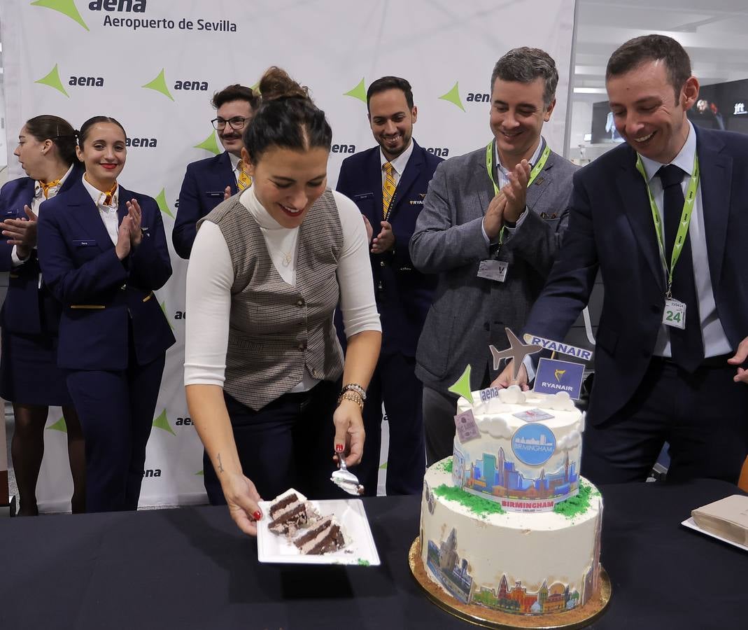 Acto de bienvenida de la línea al que asisten el director del aeropuerto, Sergio Millanes y la country manager de Ryanair en España, Elena Cabrera