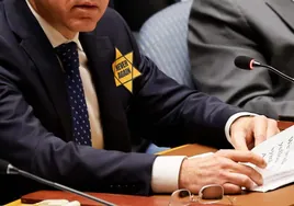 El presidente del Museo del Holocausto critica al embajador de Israel ante la ONU por llevar la estrella amarilla
