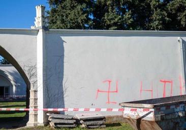 Profanan el cementerio judío de Viena con esvásticas y un incendio que carbonizó los salones