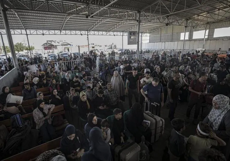 Cientos de ciudadanos palestinos esperan para cruzar a Egipto