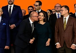 El ministro de Exteriores croata pide perdón tras intentar besar 'a lo Rubiales' a su homóloga alemana