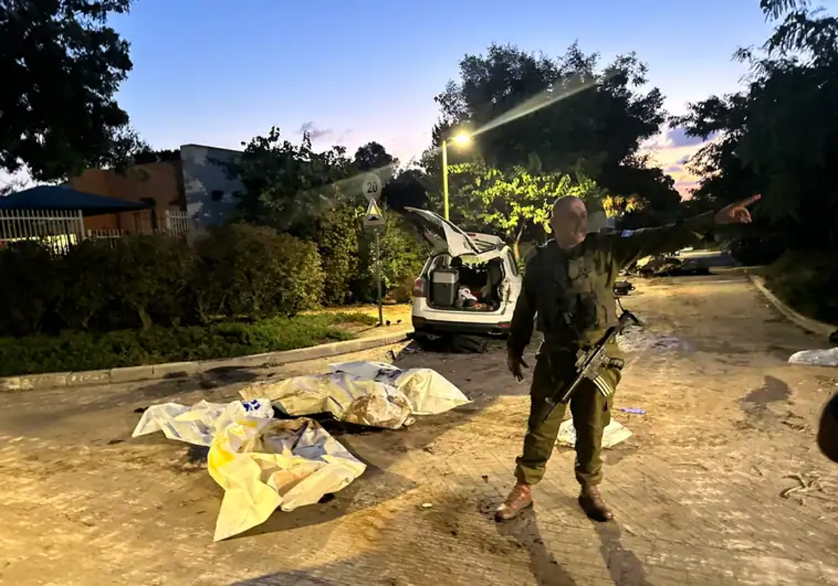 El general Doron Spielman junto a bolsas de cadáveres en Be'eri