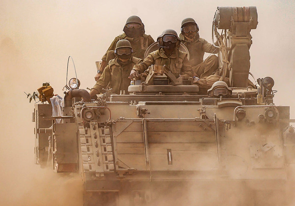 Soldados israelíes patrullan la frontera de Israel con Gaza en un vehículo armado