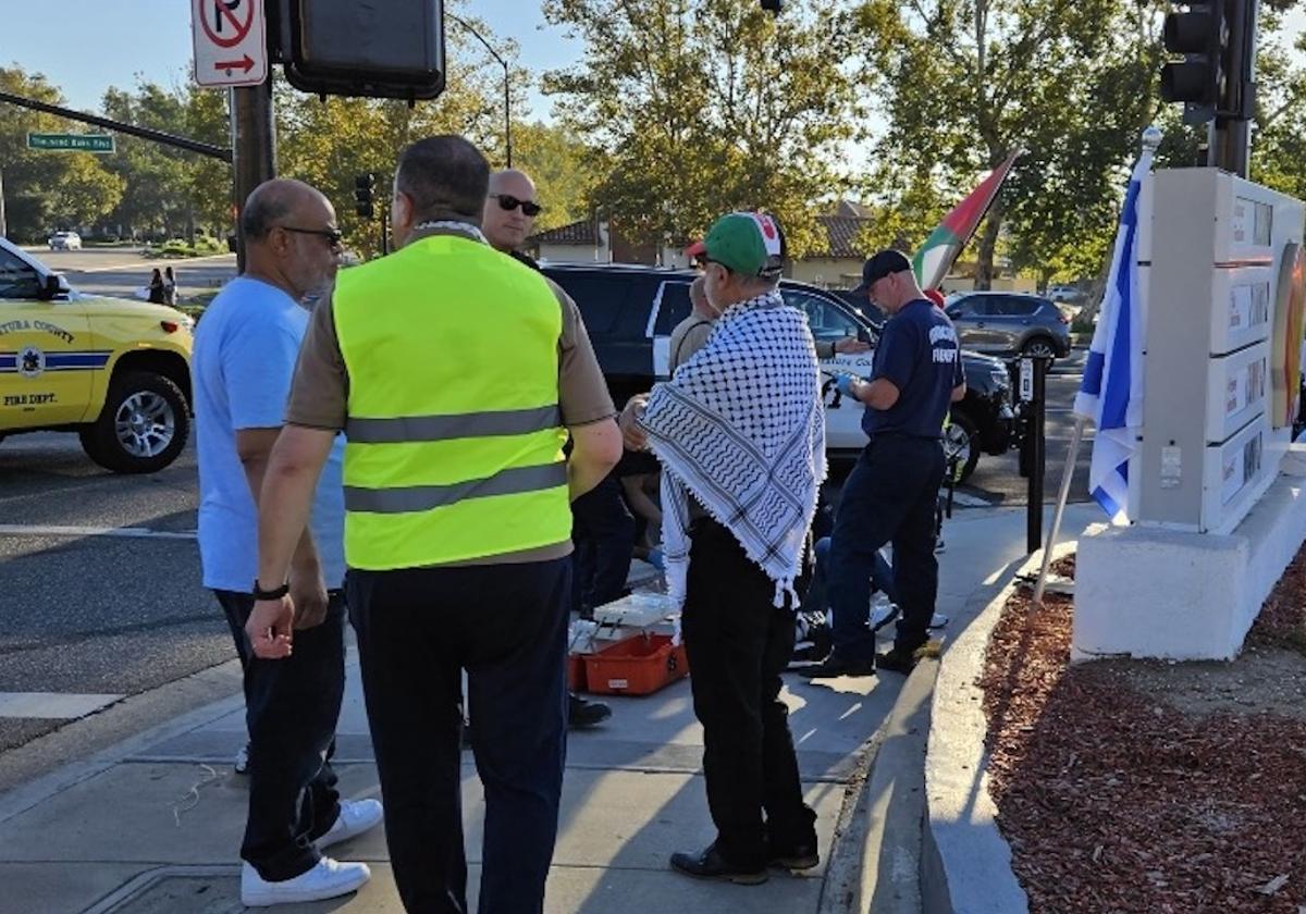 Paul Kessler, tendido en el suelo con vida, tras los disturbios entre israelíes y palestinos del domingo en California. Murió un día después a causa de un traumatismo cranioencefálico