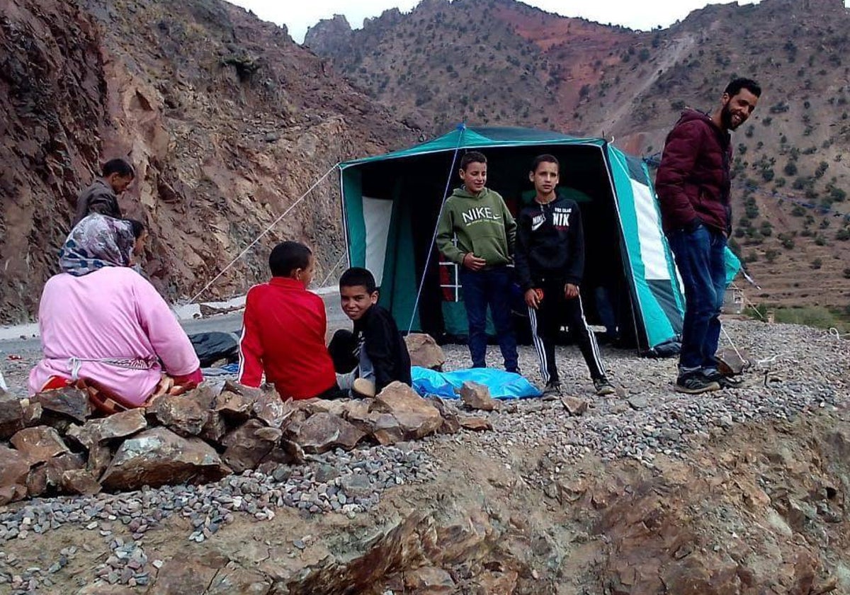 Una familia con varios niños sobrevive en una tienda de campaña en el camino a Talet Nyaacoub, una de las aldeas con la que más se ensañó el seísmo