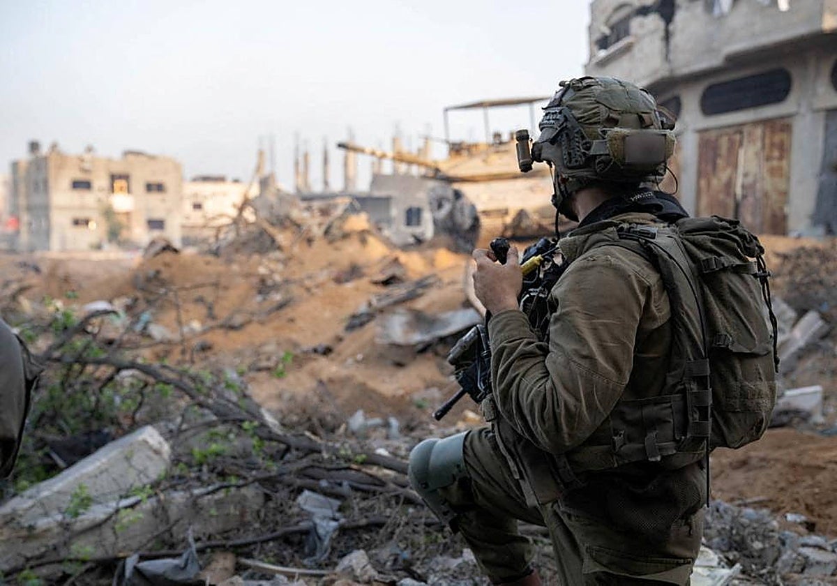 Un soldado israelí participa en operaciones terrestres en Gaza