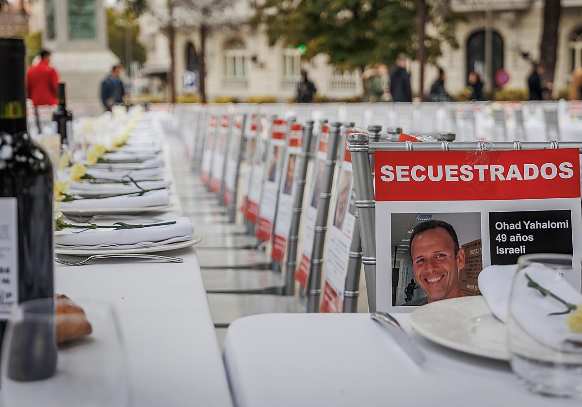 Evento conmemorativo de la masacre de Israel perpetrada por Hamás frente al Congreso de los diputados