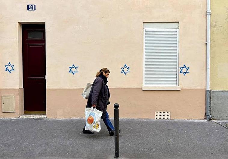Estrellas de David pintadas en la pared de un edificio de París