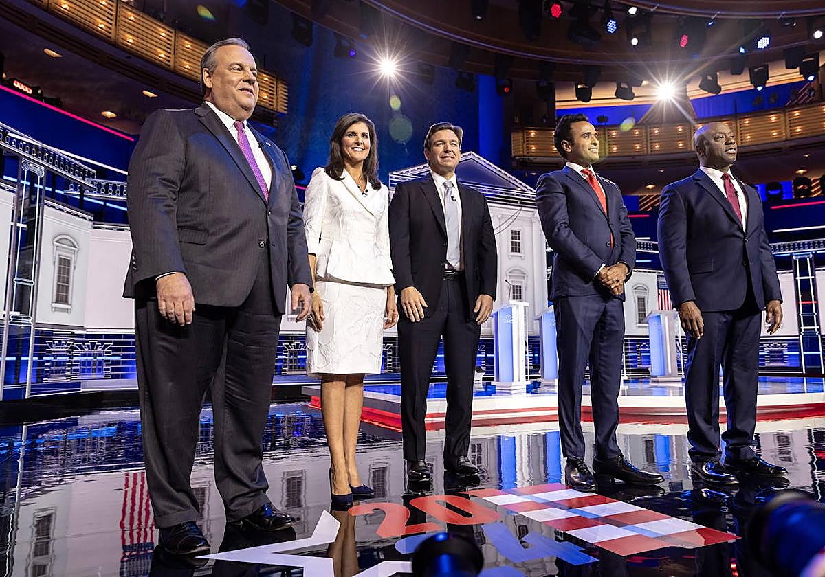 Chris Christie, Nikki Haley, Ron DeSantis, Vivek Ramaswamy y Tim Scott, posan en el escenario antes de El debate presidencial republicano
