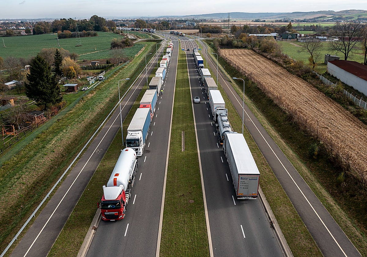 Una cola de camiones se encuentra en la carretera de Przemysl, sureste de Polonia