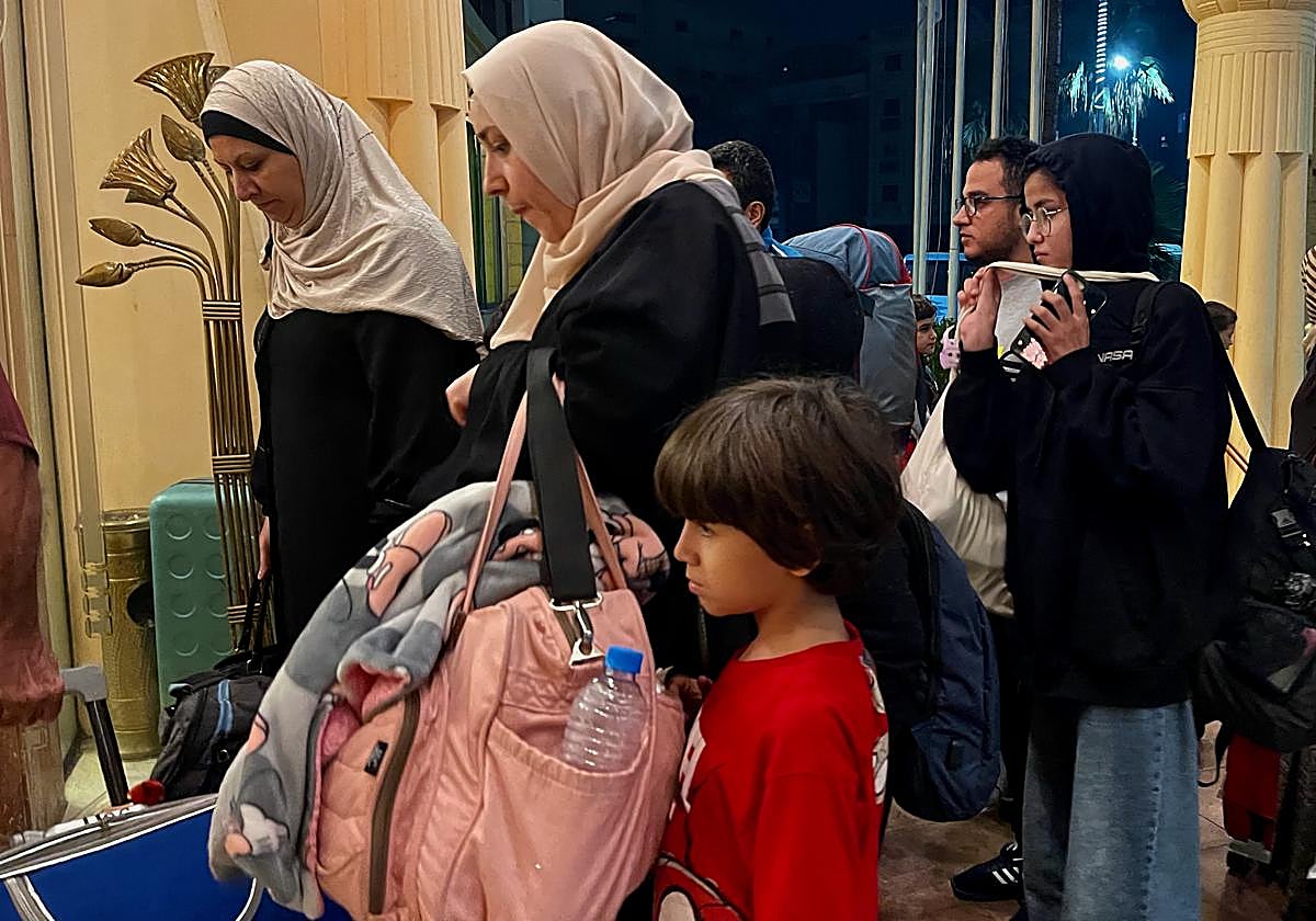 Tras 22 horas de viaje, el primer grupo de palestinos con pasaporte español evacuados de Gaza llegó a El Cairo el martes de madrugada