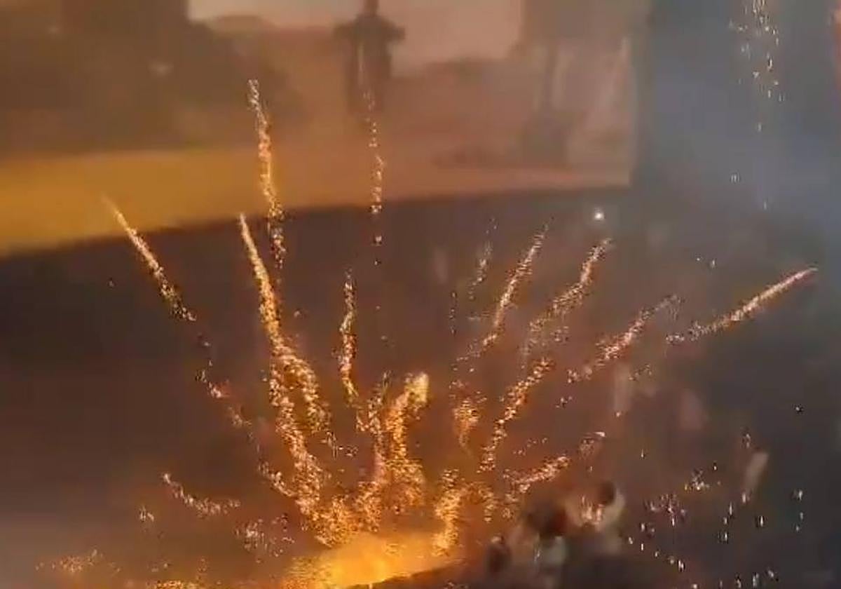 Momento en el que se lanzan los cohetes mientras se proyecta la película en pantalla