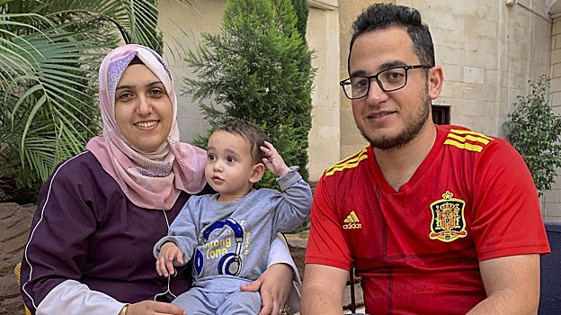 Salsabel y Taher Hamdan, junto a su hijo Yasin, en un hotel de El Cairo