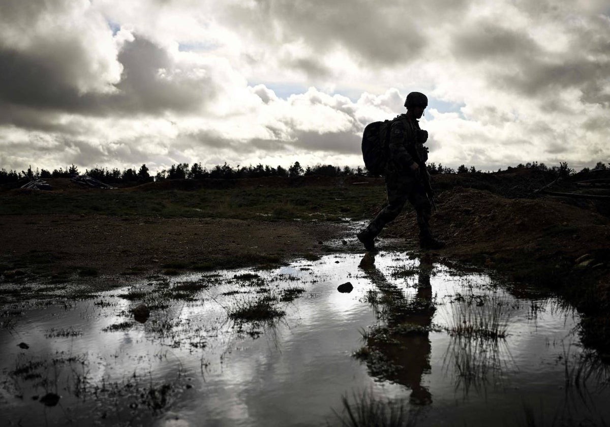 Un soldado ucraniano participa en unos ejercicios militares de entrenamiento en Francia