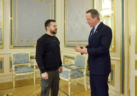 Cameron se estrena como ministro de Exteriores con un simbólico viaje a Ucrania